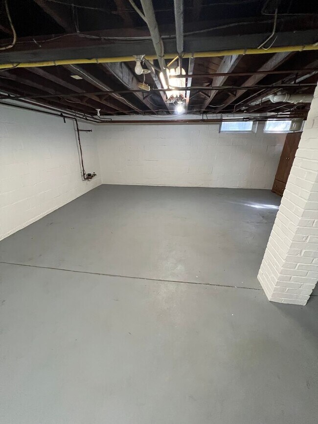 Building Photo - Beautiful 4 BR Brick Cape Cod in Lancaster!