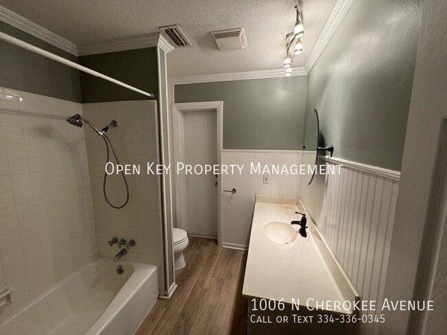 Building Photo - 1006 N Cherokee Ave