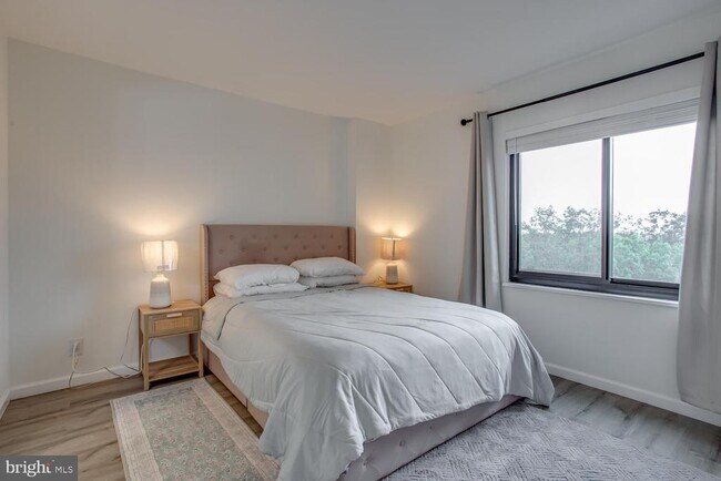 Building Photo - 203 Yoakum Pkwy