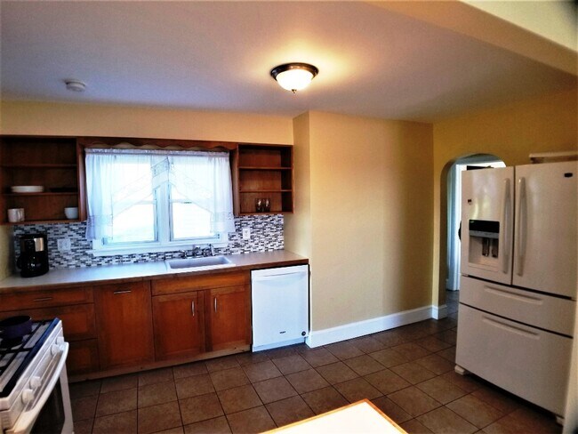 Building Photo - 27 Yasgur Rd