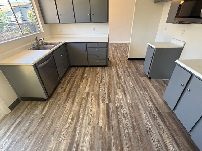 Building Photo - Rare Remodeled 5 Bedroom 2.5 Bath Tri Level in Vacaville