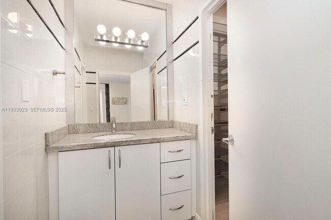 Building Photo - 100 Lincoln Rd