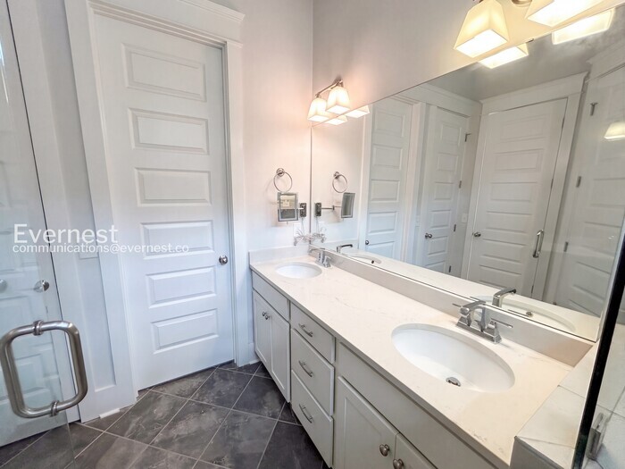 Building Photo - 640 Henry Ln