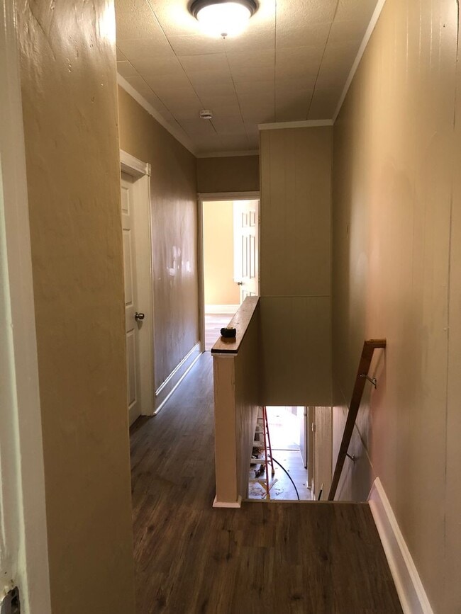 Building Photo - Great 3 Bedroom Home! Freshly Painted! New Flooring! Large Living Area! Eat-in-Kitchen! Screened ...