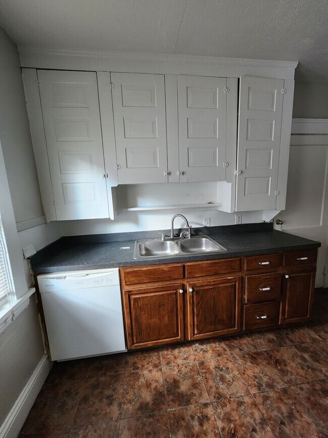 Building Photo - Spacious 2 Bedroom Available