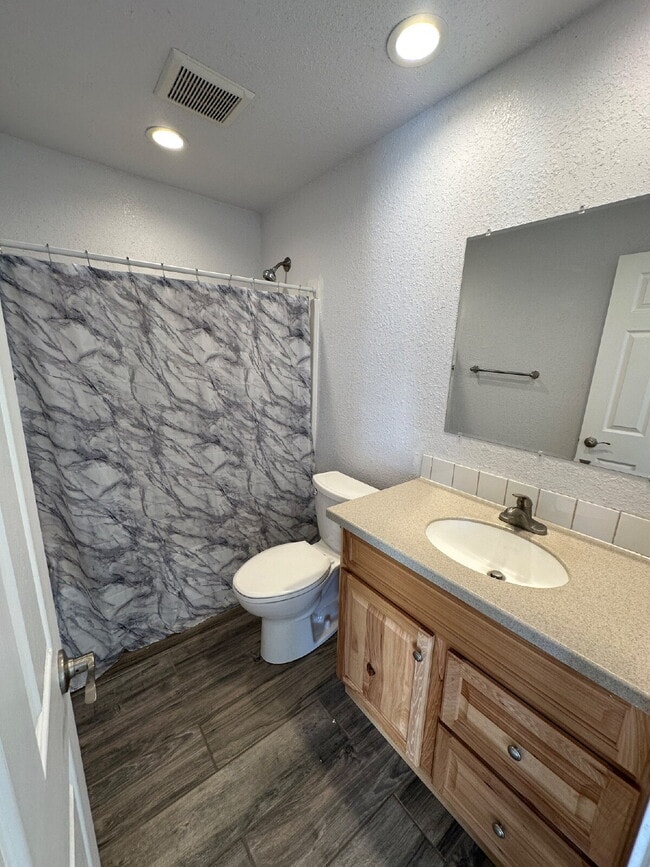 Building Photo - "Charming Little 3-Bedroom Gem on North 5th Street with Elegant Granite Touches!"