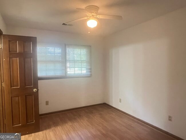 Building Photo - 551 Racetrack Rd