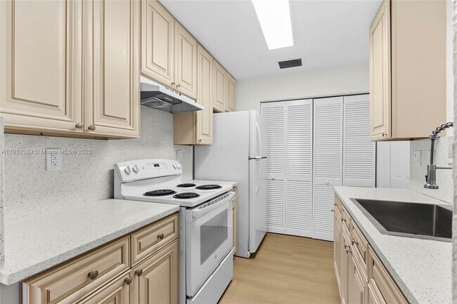 Building Photo - 5629 Taft St