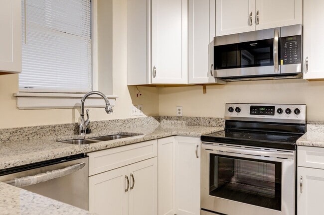 Interior Photo - 2602-2606 Monument Ave