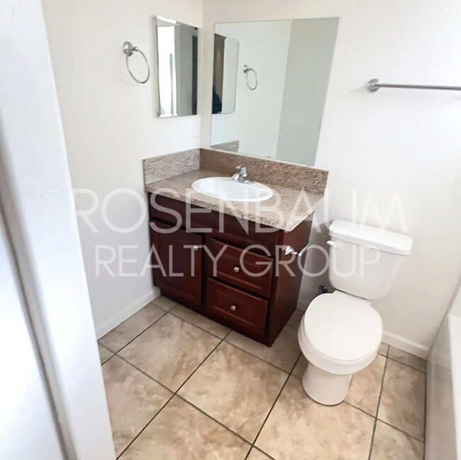 Building Photo - Beautiful 3-bedrooms, 2-baths duplex home ...