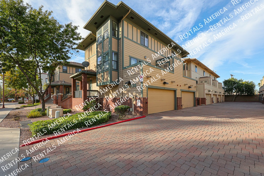 Building Photo - 760 S Beck Ave