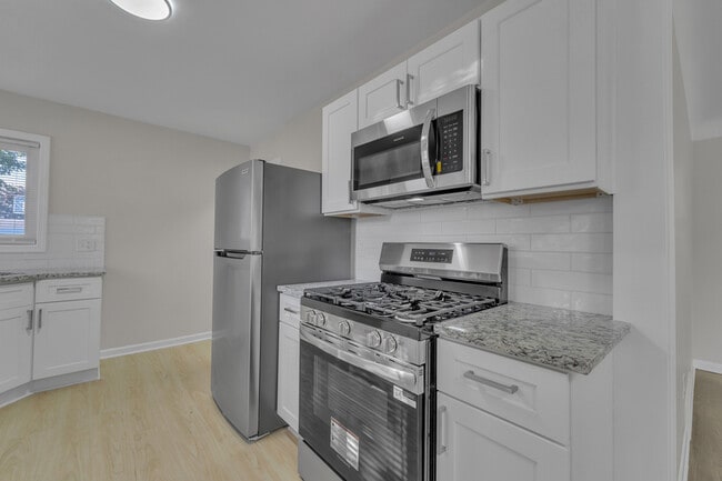 Building Photo - 31611 Lonnie Blvd