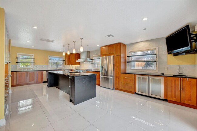Building Photo - Stunning Annual Rental: Luxury Coastal Liv...