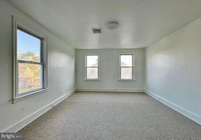 Building Photo - 1121 Rosedale Ave