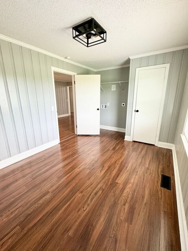 Building Photo - Move in ready! Fully Renovated with attent...