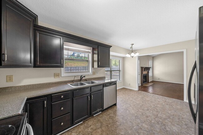 Building Photo - Large home ready for you to call home today!