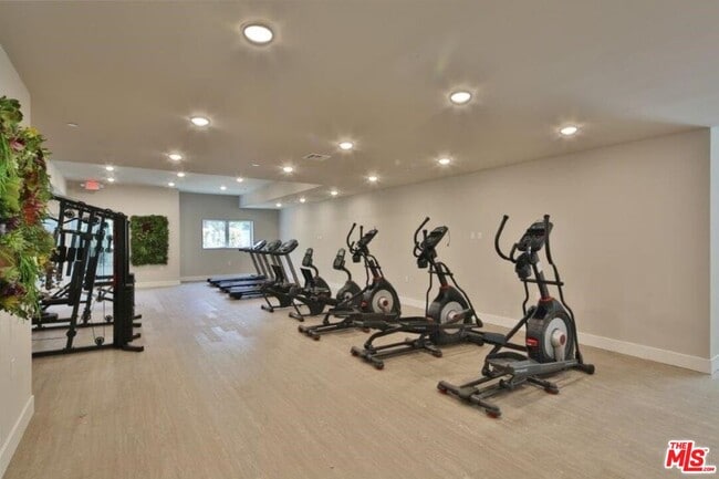 Building Photo - 837 S Harvard Blvd