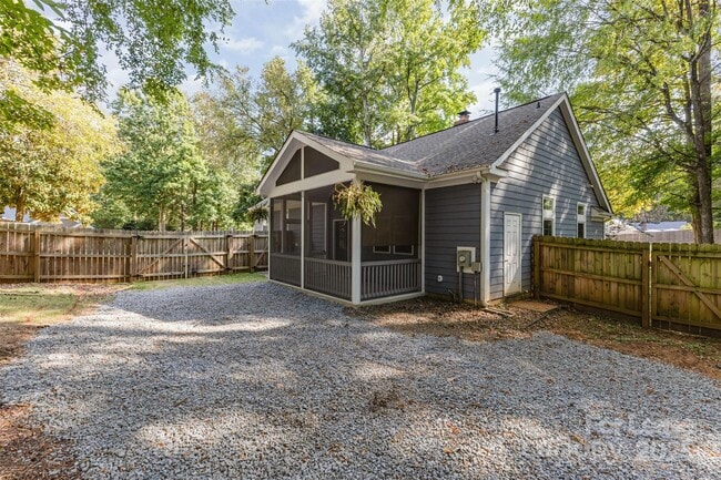 Building Photo - 100 Aurora Ln