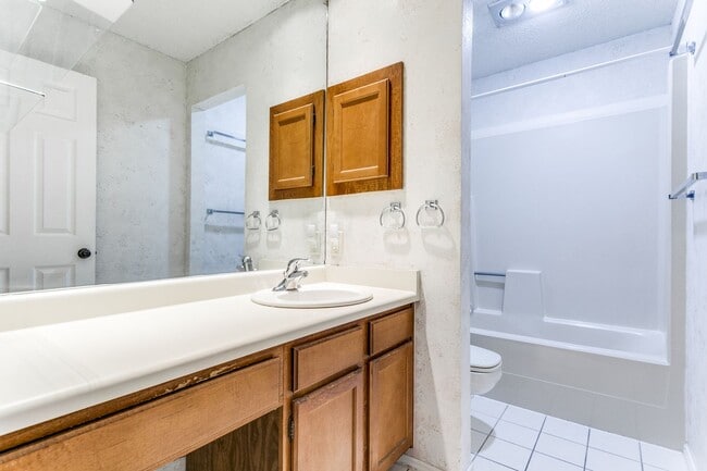 Building Photo - 4-BEDROOM IN BLOSSOM PARK