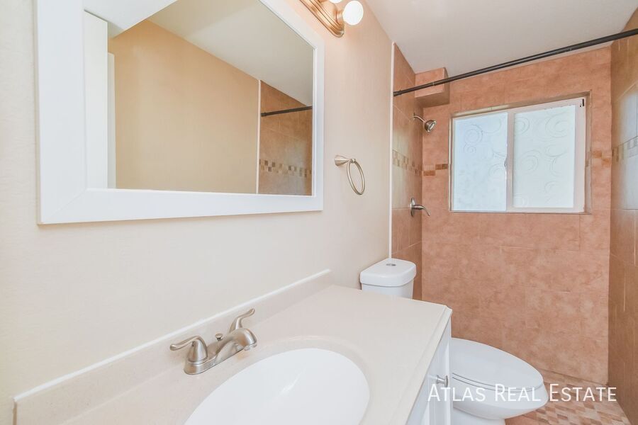Building Photo - 524 Rowe Ln