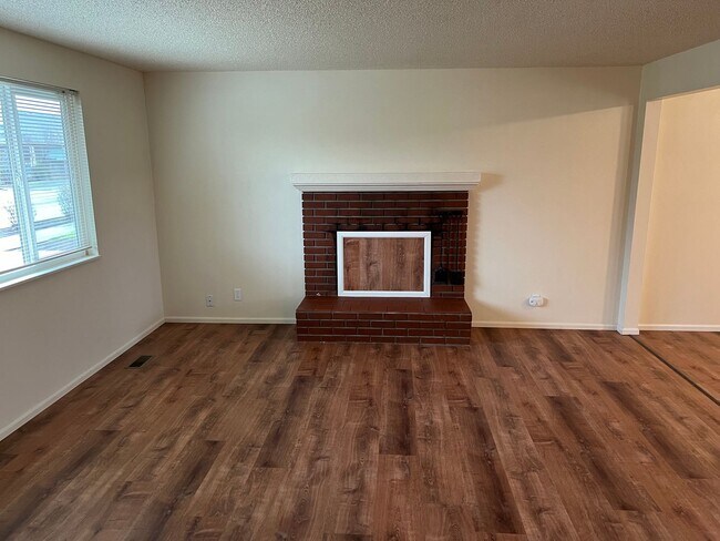 Building Photo - 3 Bedroom, 2 Bathroom in N. Coburg Rd Area