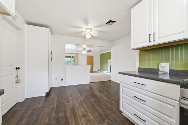 Building Photo - Beautiful 3-Bedroom Home with Extra Living Space and Modern Upgrades