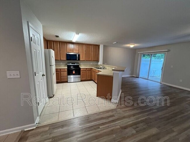 Building Photo - 824 Black Cherry Dr S