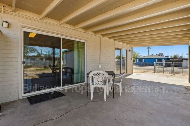 Building Photo - 1102 N 28th Pl