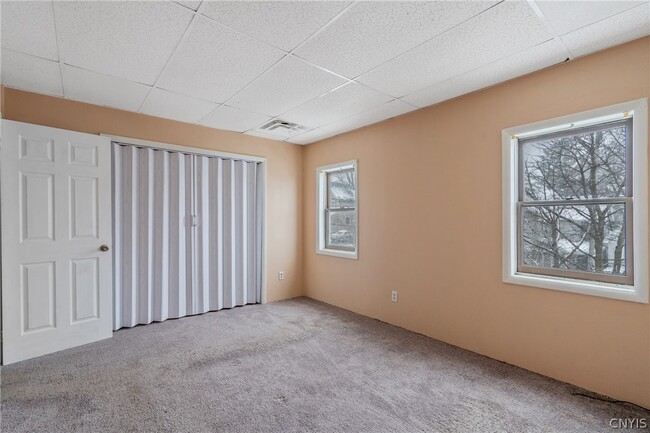 Building Photo - 103 E 7th St