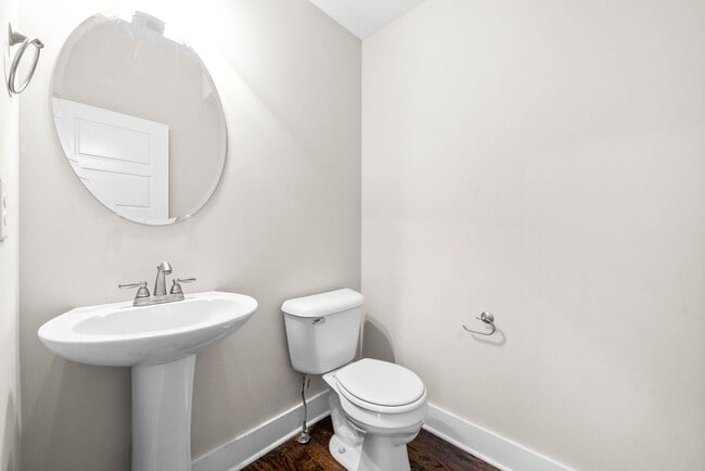 Building Photo - Large 2 Bedroom Condo For Rent Near Downtown Clarksville!