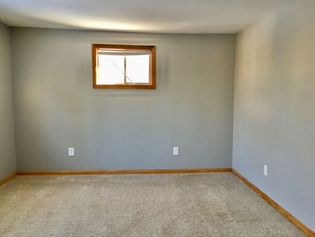 Building Photo - 4 bed 1.5 bath single family home in Rhine...