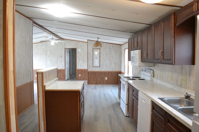 Building Photo - 3 Bedroom 2 Bathroom Mobile Home