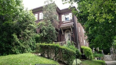 Building Photo - Wonderful Duplex in the Heart of Squirrel Hill!