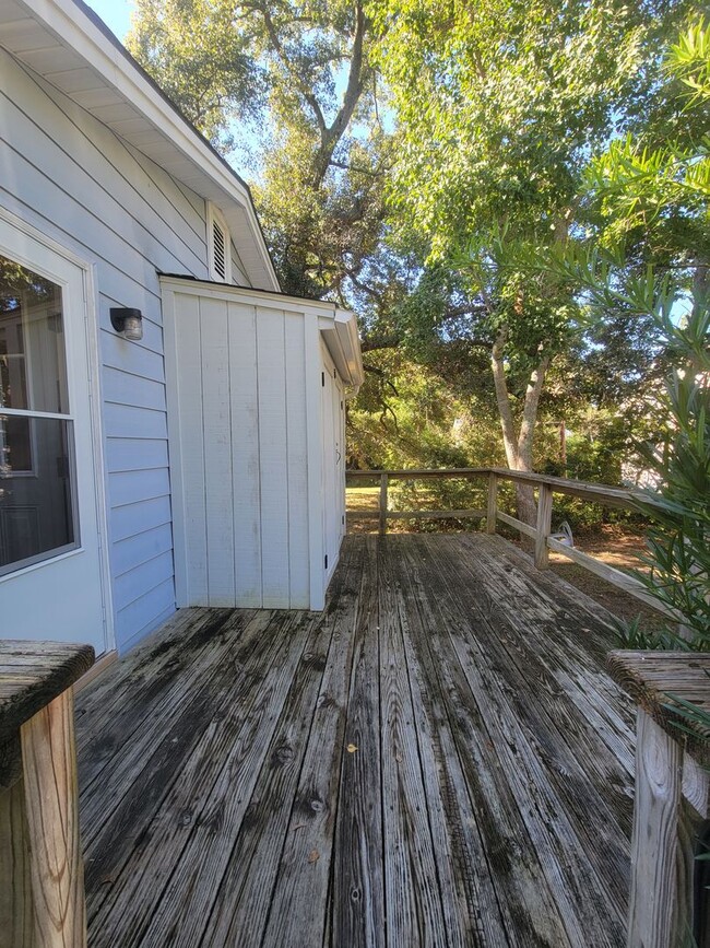 Building Photo - OLEANDER DRIVE - MINUTES TO WRIGHTSVILLE B...