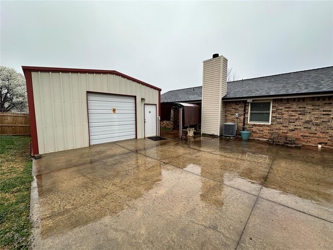 Building Photo - 2221 NE 8th St