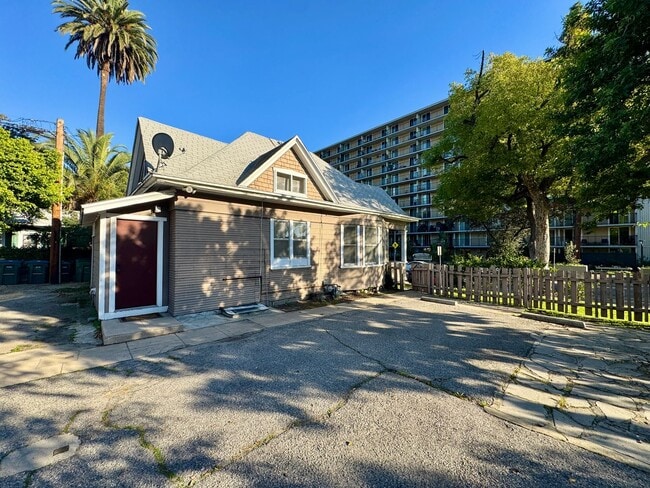 Building Photo - OAKVILLA