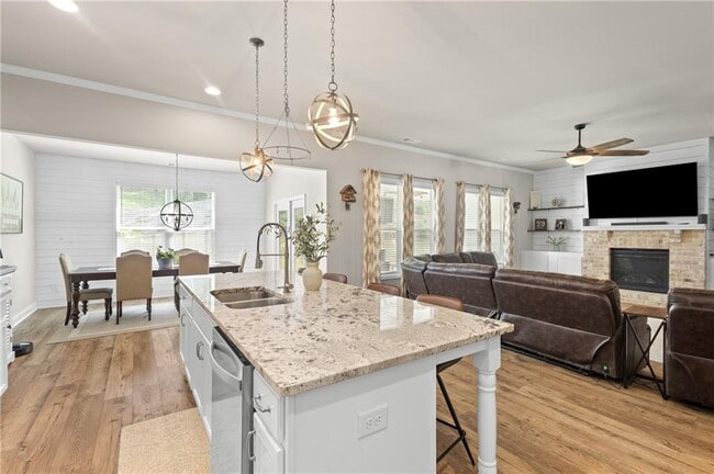 Building Photo - 2121 Charmond Dr