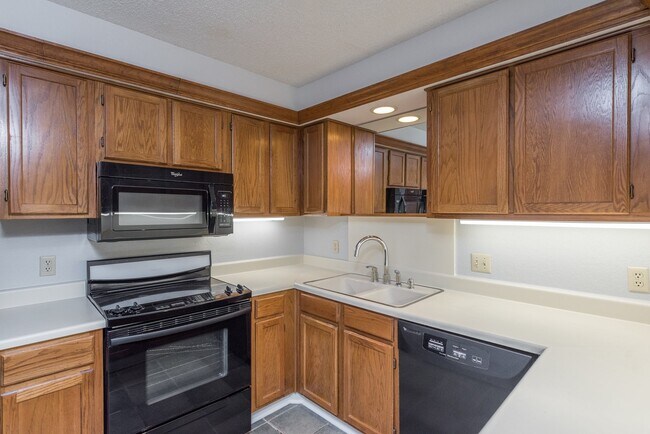 Building Photo - 2 Bedroom, 2 Bath in Overton South