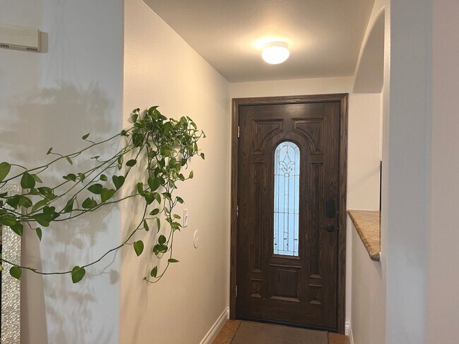 Building Photo - Remodeled, first floor 1428 sq ft, 2 bed+ ...