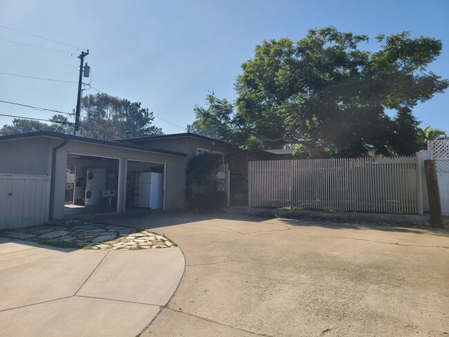 Building Photo - Spacious Ocean Beach 2 bed 1 bath just a few steps from Colliers Park.