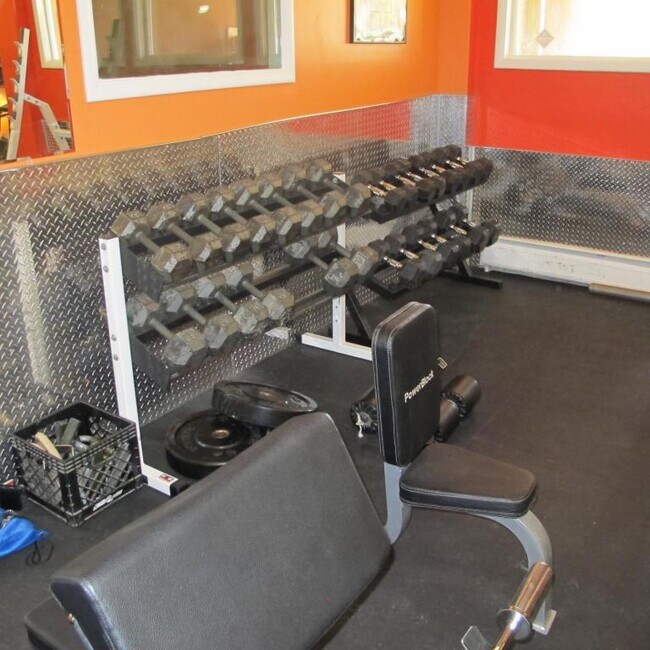 Building Photo - 1250 Golden Cir