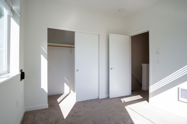 Building Photo - Stylish 2-Bedroom Townhouse in St John's R...