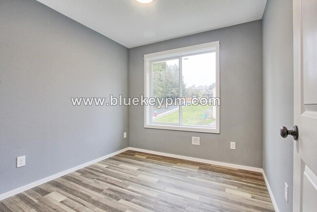 Building Photo - # 318      3 Bed, 2.5 Baths Townhome in La...