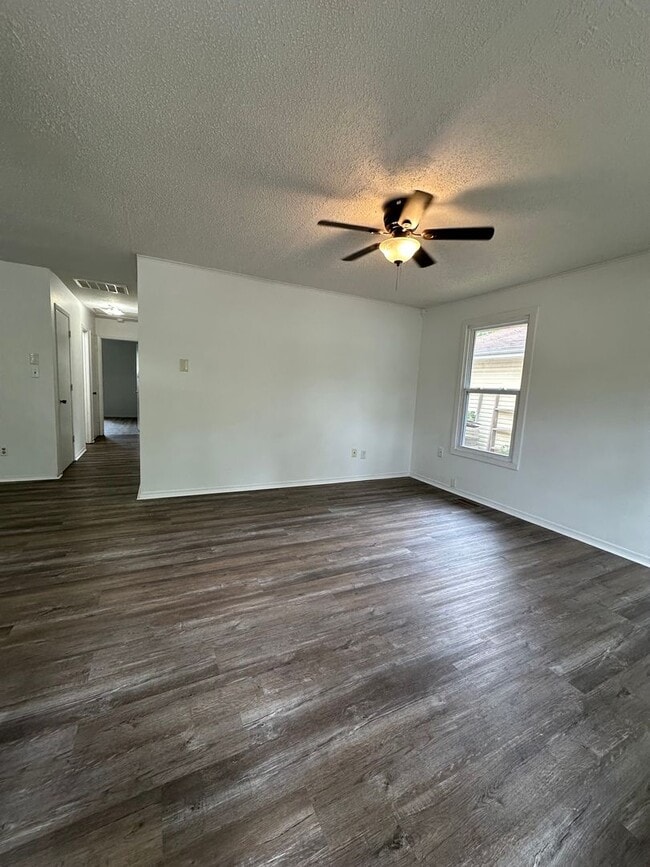 Building Photo - Available Now 3 bedroom 1.5 bathroom 1 car garage!
