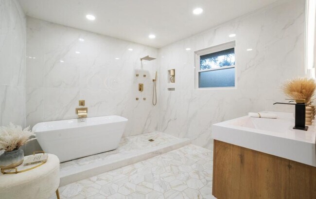 Building Photo - 408 Meadowbrook Dr