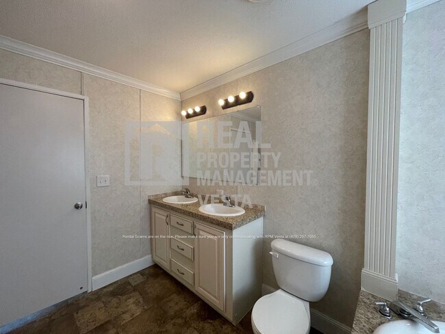 Building Photo - 1556 Flanagan Dr