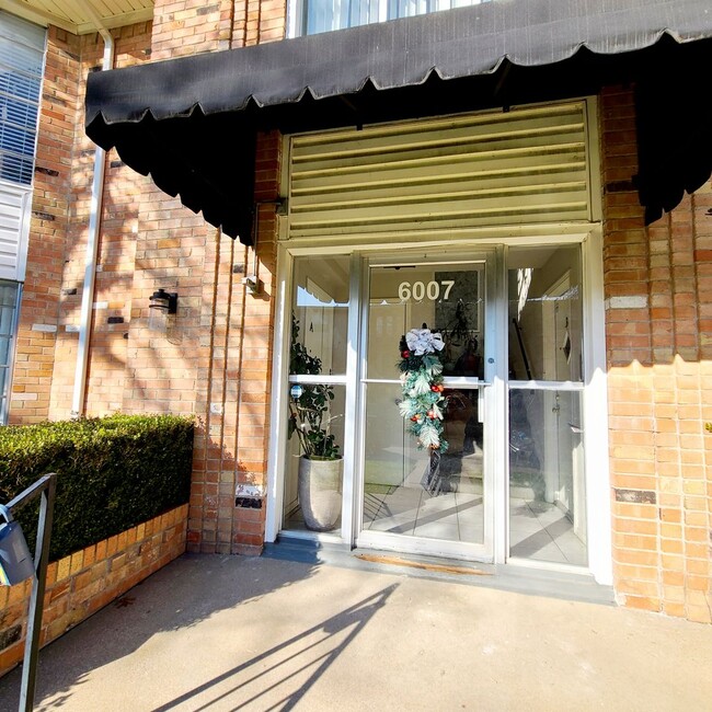 Building Photo - Spacious 2-Bedroom, 2-Bath Condo near SMU ...
