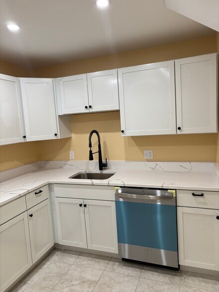 Another side of wet bar - 6859 Rolling Creek Way