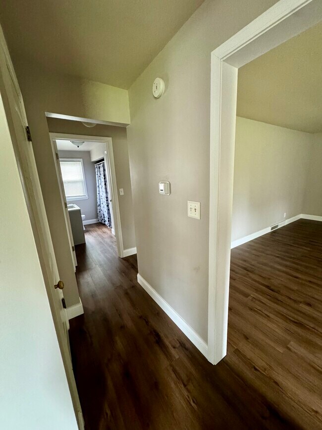 Building Photo - 923 Dickson Pky