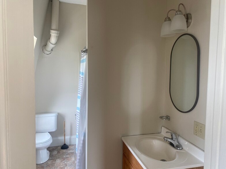 Building Photo - 1108 W 4th St